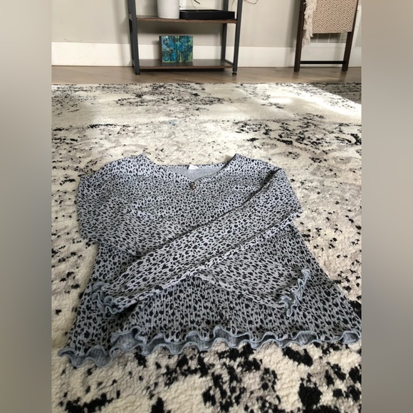 super cute stretchy cheetah print grey old navy top - Picture 2 of 3